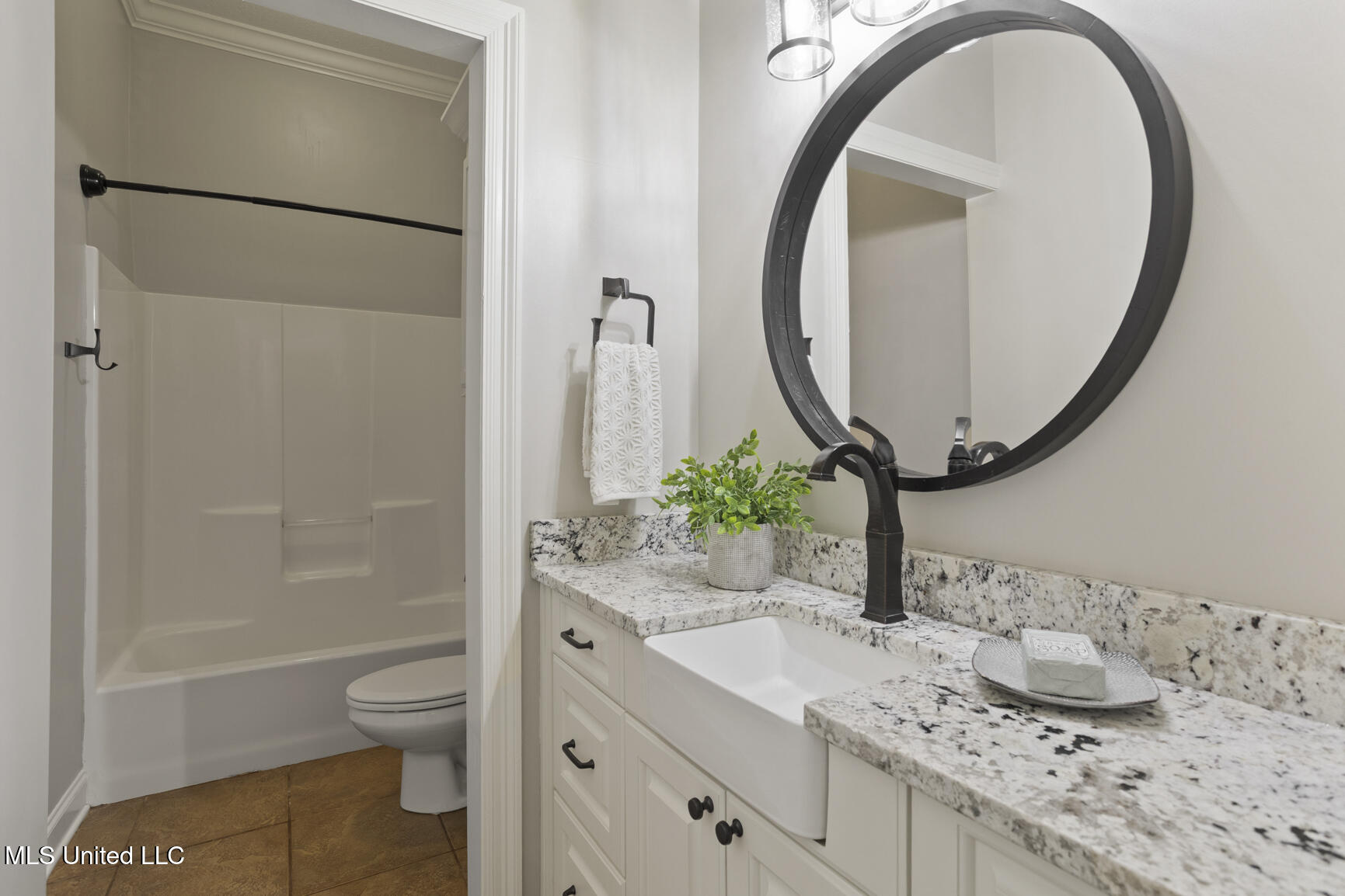 191 North Brandon Boulevard Brandon, MS 39042 - Photo 40 of 62 Hall Bath by 2+3 bedrooms