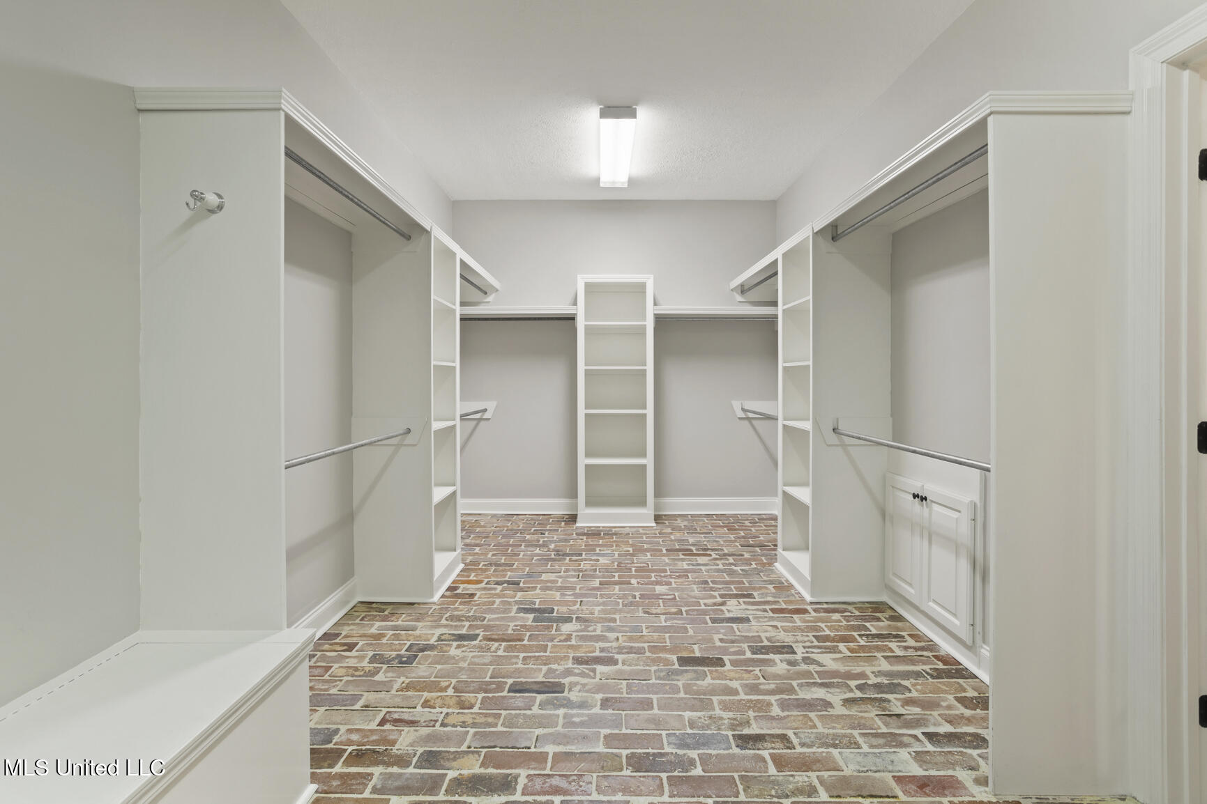 191 North Brandon Boulevard Brandon, MS 39042 - Photo 5 of 62 Oversized Primary Closet
