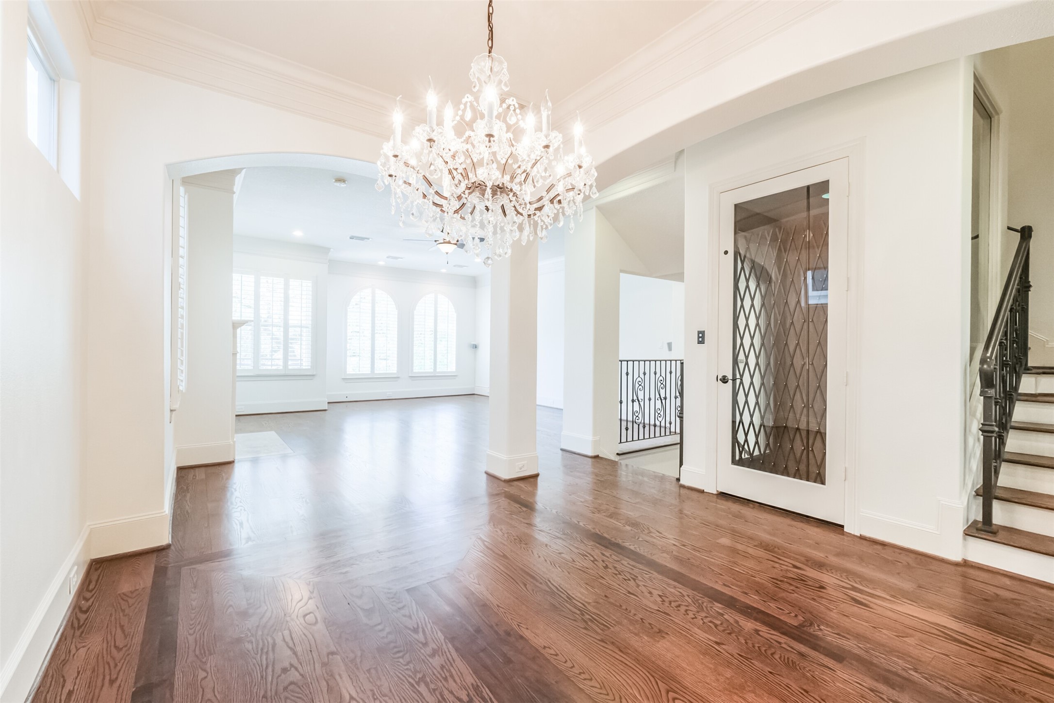407 West Bell Street Houston, TX 77019 - Photo 20 of 49 a view of an empty room with wooden floor and a window