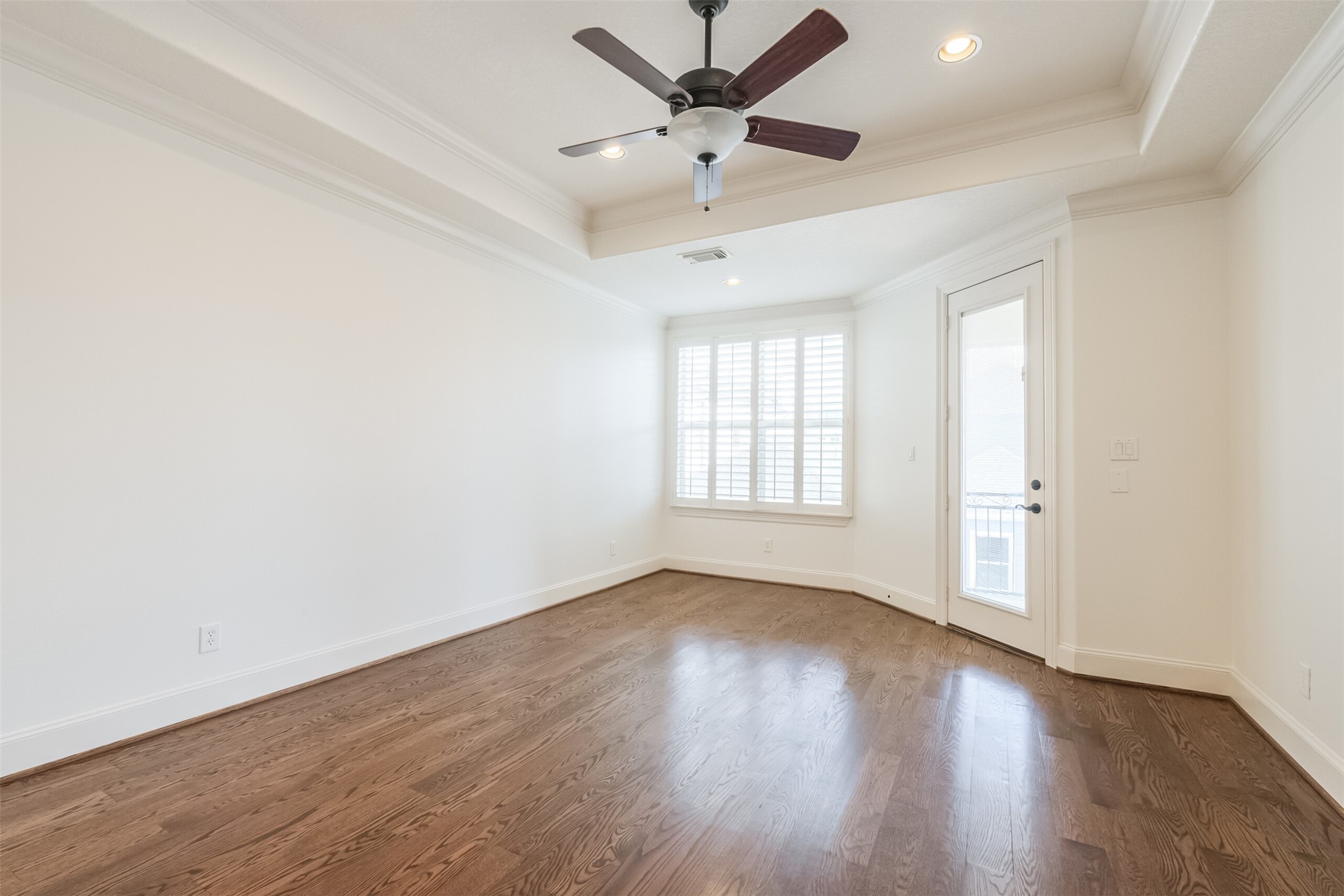 407 West Bell Street Houston, TX 77019 - Photo 34 of 49 an empty room with wooden floor and windows