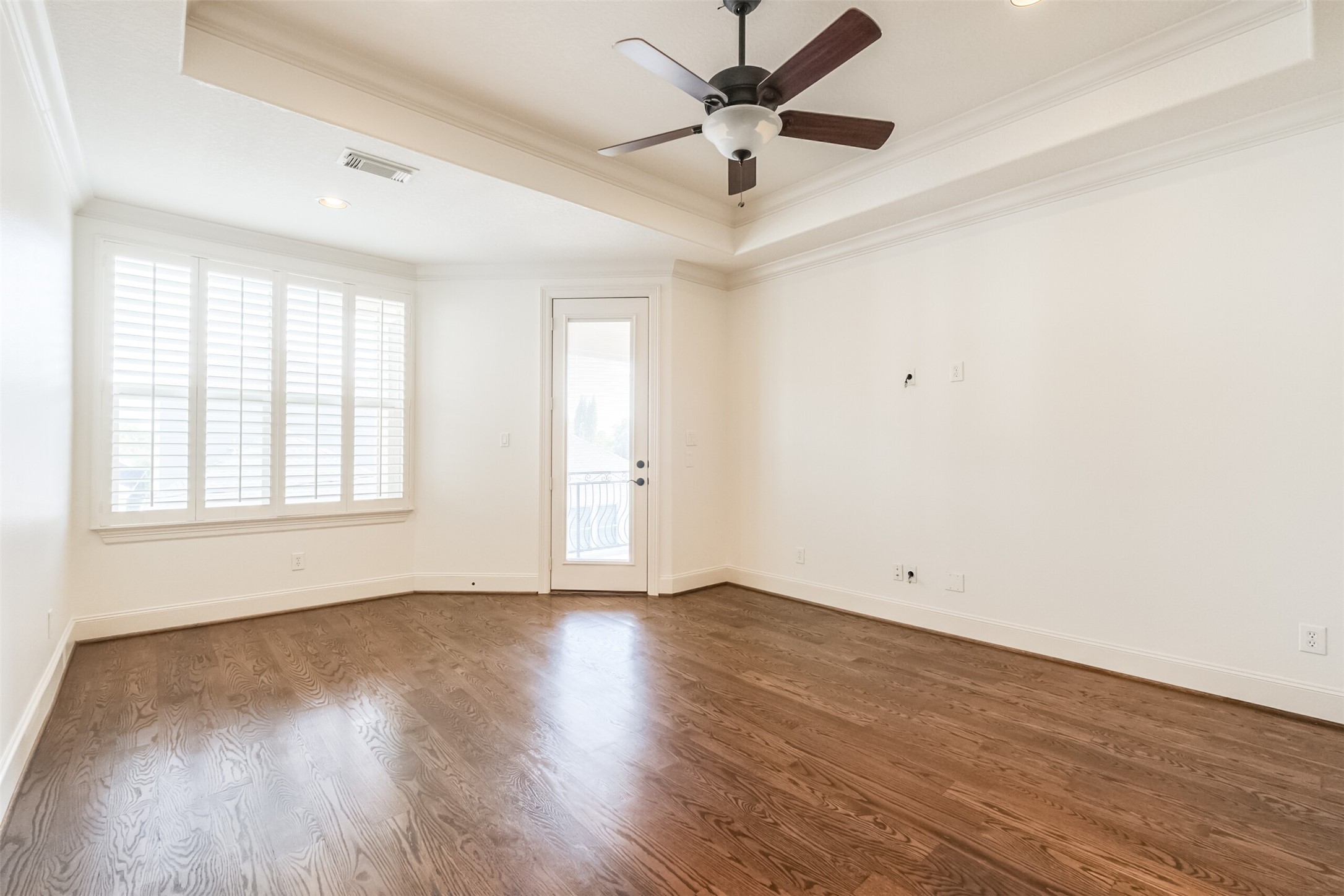 407 West Bell Street Houston, TX 77019 - Photo 36 of 49 an empty room with wooden floor and windows