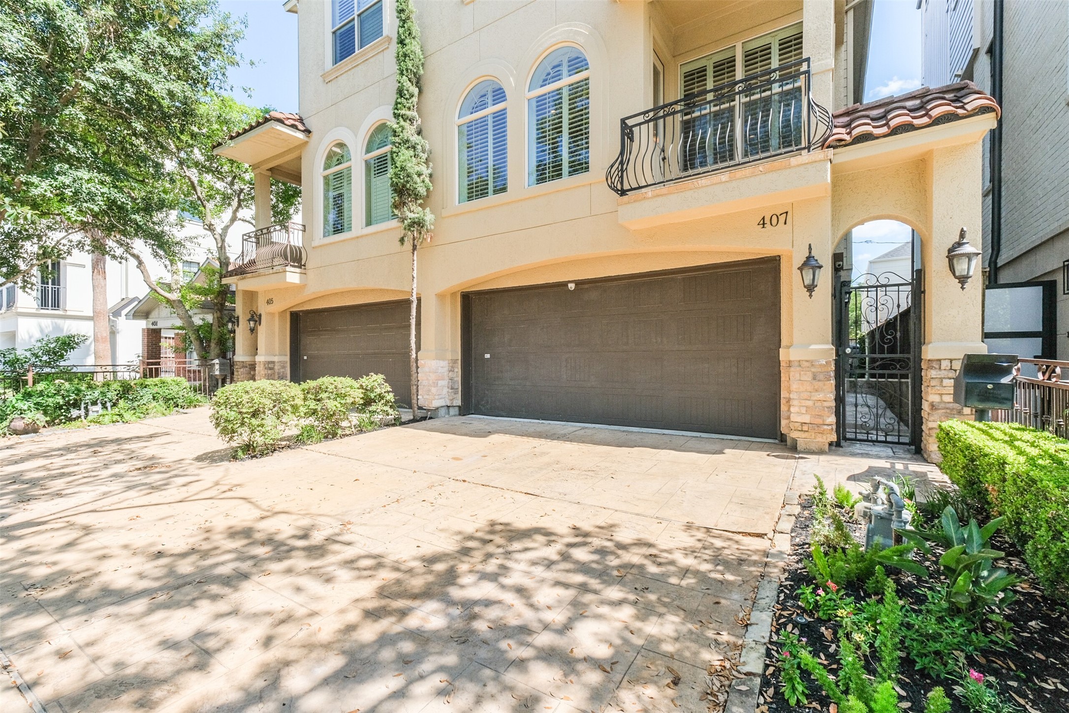 407 West Bell Street Houston, TX 77019 - Photo 4 of 49 a front view of a building with a yard and trees