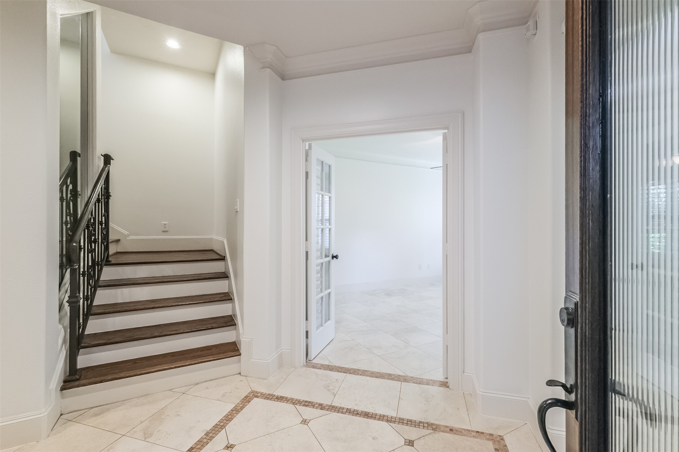 407 West Bell Street Houston, TX 77019 - Photo 7 of 49 a view of a entryway