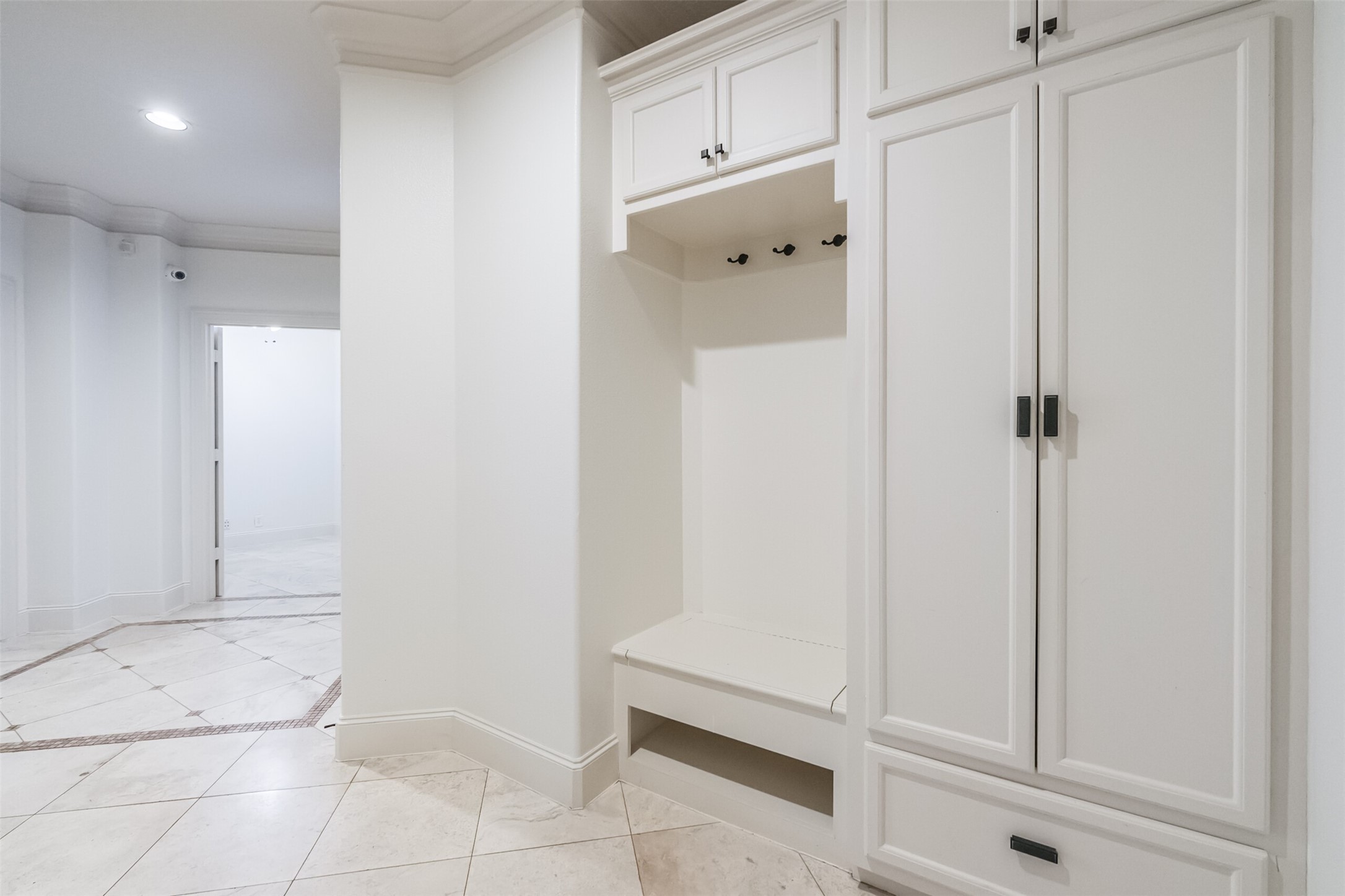 407 West Bell Street Houston, TX 77019 - Photo 8 of 49 a view of an empty room