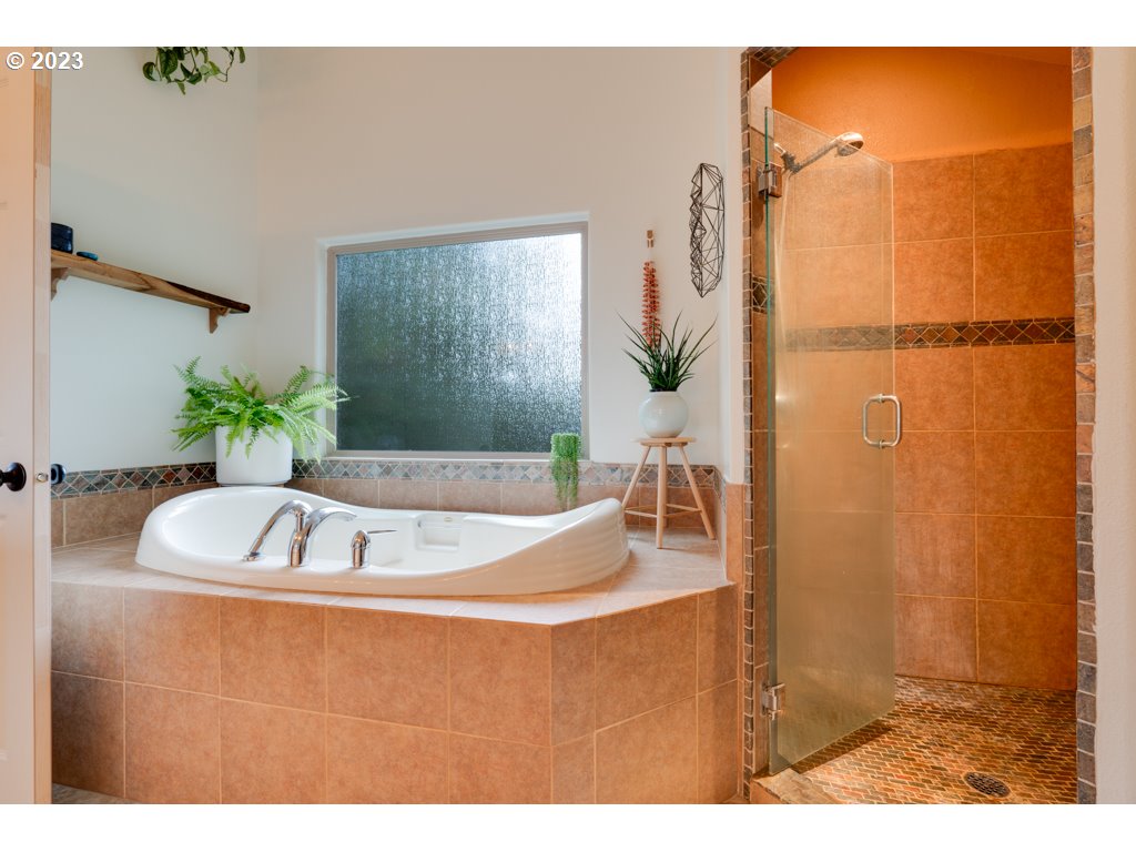3250 P Street Washougal, WA 98671 - Photo 23 of 48 a bathroom with a bathtub and a sink