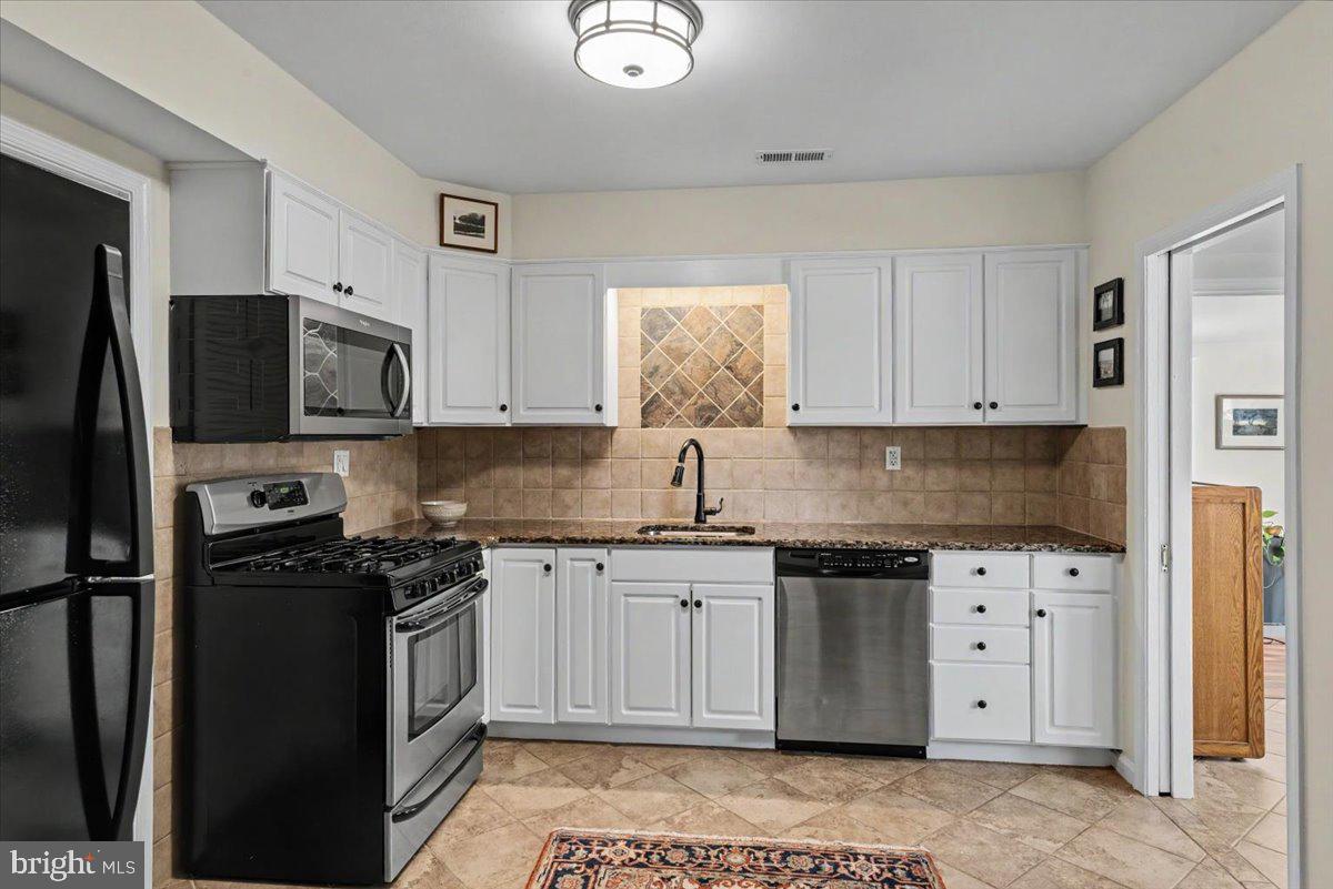 695 Locust Road Warminster, PA 18974 - Photo 8 of 37