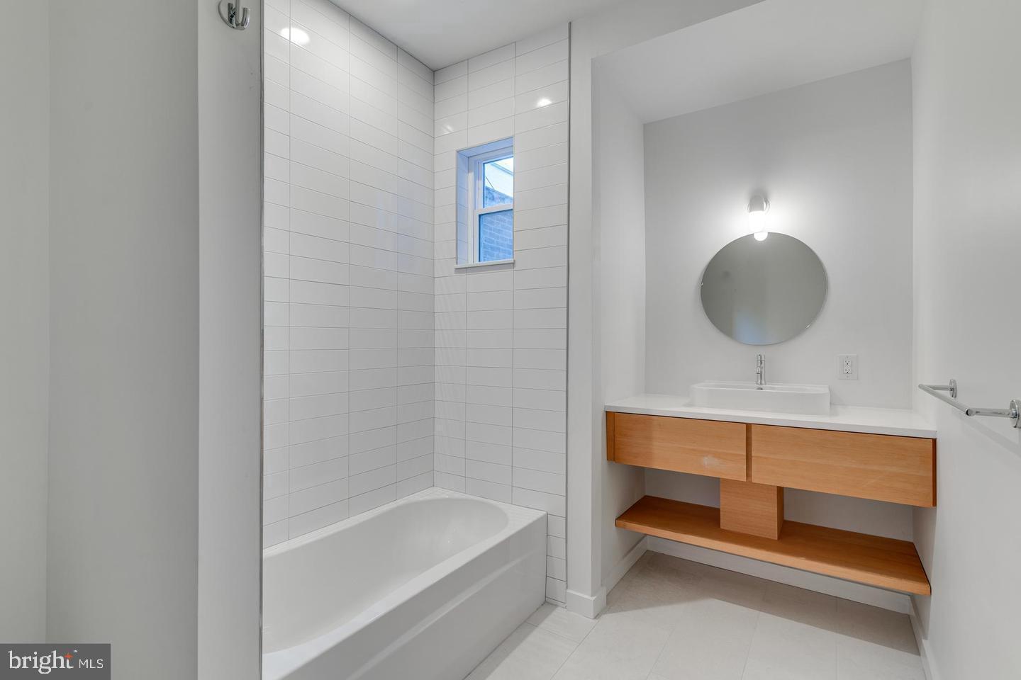 1503 North 29th Street Philadelphia, PA 19121 - Photo 21 of 27 a bathroom with a sink tub and mirror