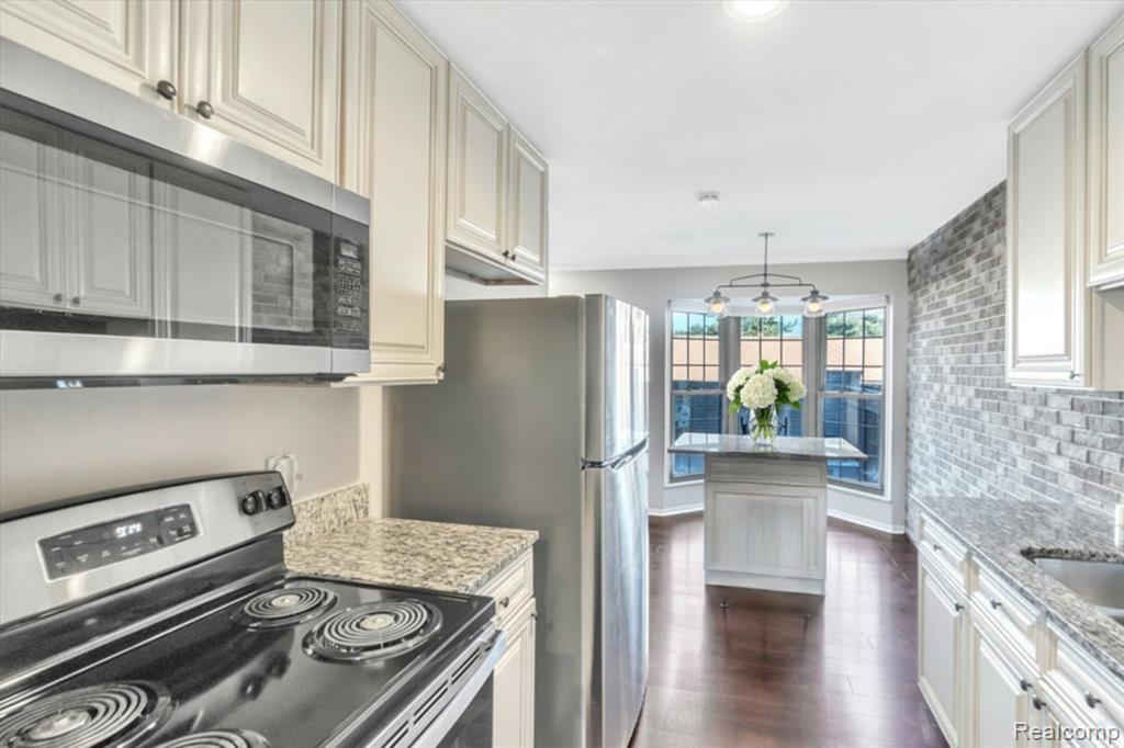 22224 Edgewater Novi, MI 48375 - Photo 12 of 32