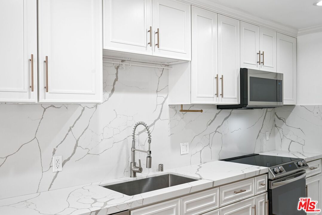 7270 Hillside Avenue, Unit 302 Los Angeles, CA 90046 - Photo 16 of 30