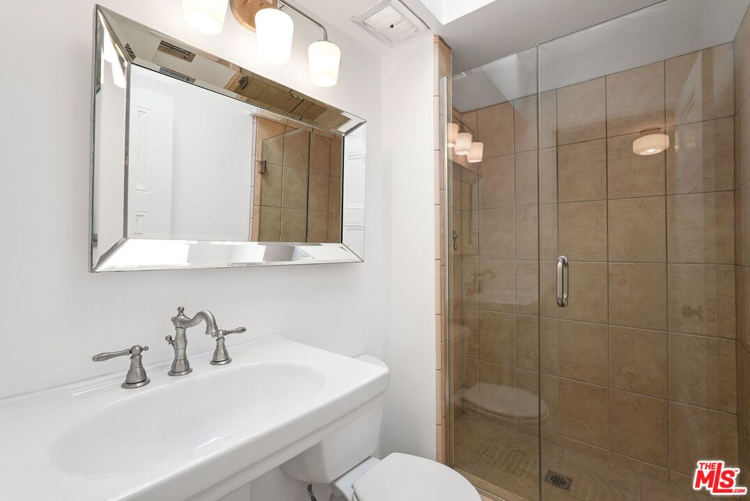 7270 Hillside Avenue, Unit 302 Los Angeles, CA 90046 - Photo 18 of 30