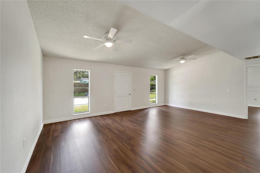 502 Euclid Avenue Seffner, FL 33584 - Photo 7 of 35