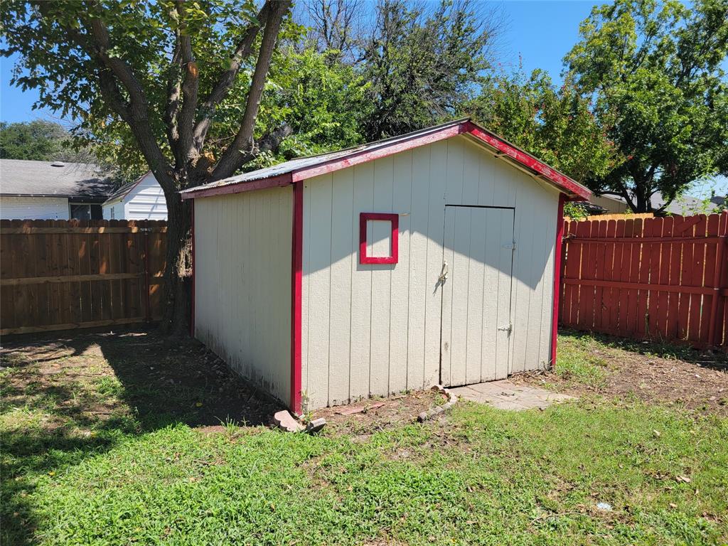5510 Ridgecove Drive Garland, TX 75043 - Photo 11 of 11 a backyard of a house