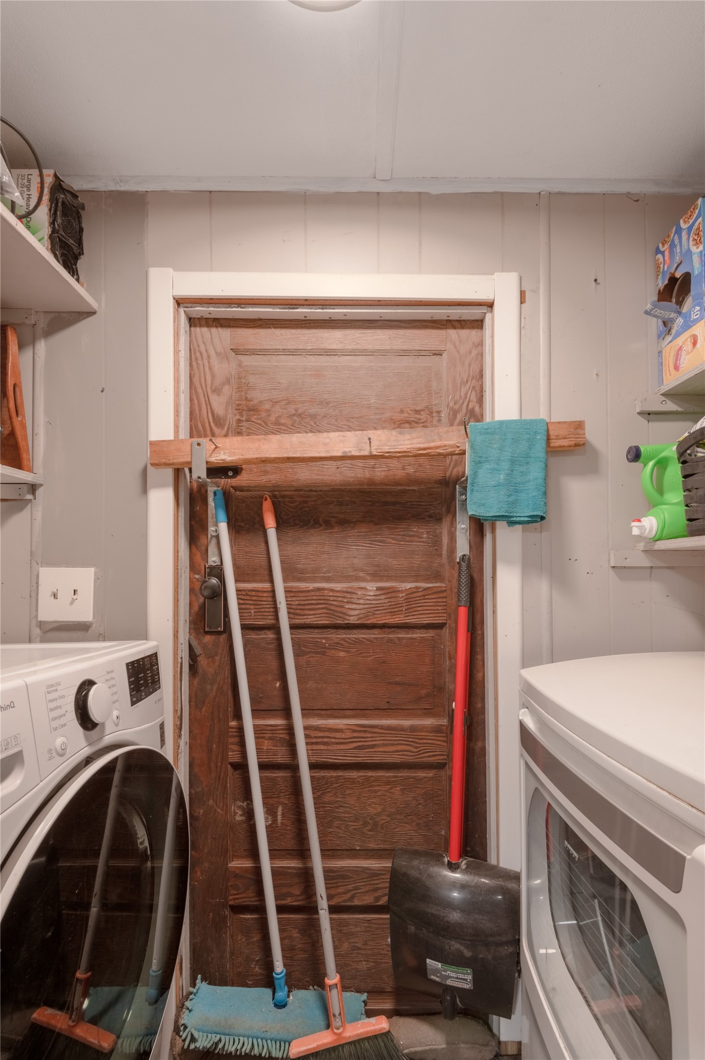 159 Pecan Avenue Groveton, TX 75845 - Photo 9 of 27 a utility room with dryer and washer