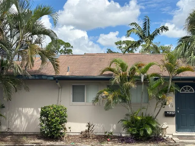 a picture of a table and chairs