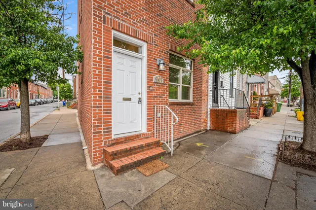 a view of a house with backyard and a tree