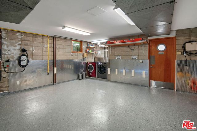 a view of a livingroom with furniture