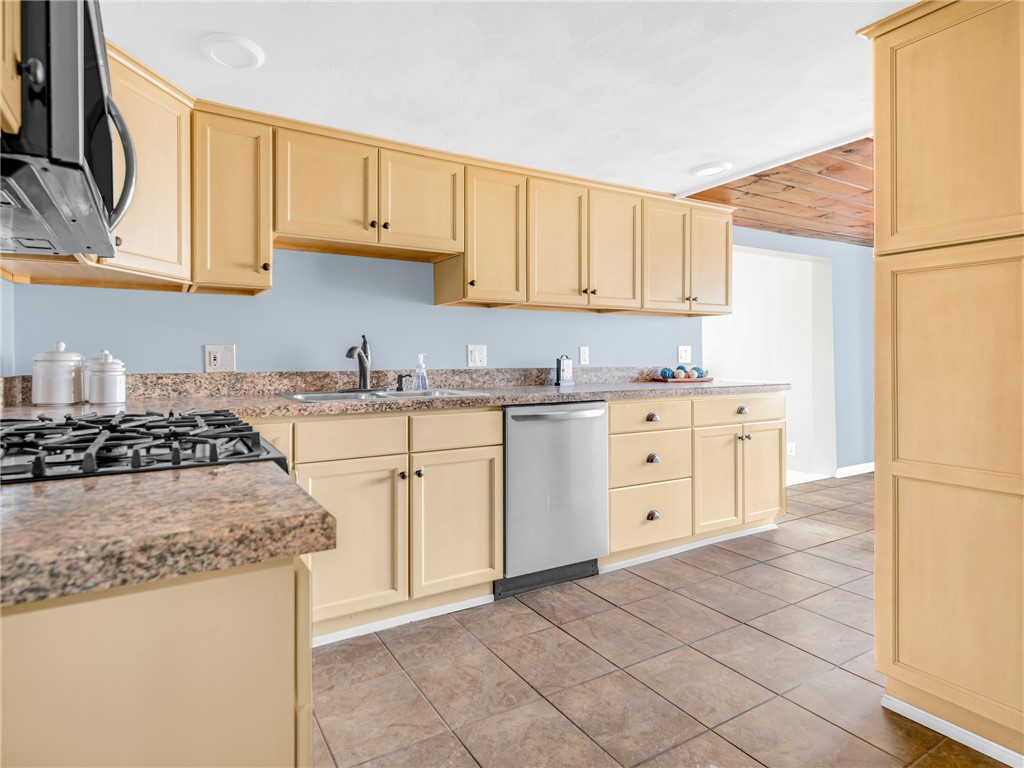 26 Anthony Street Warwick, RI 02886 - Photo 14 of 37 Kitchen