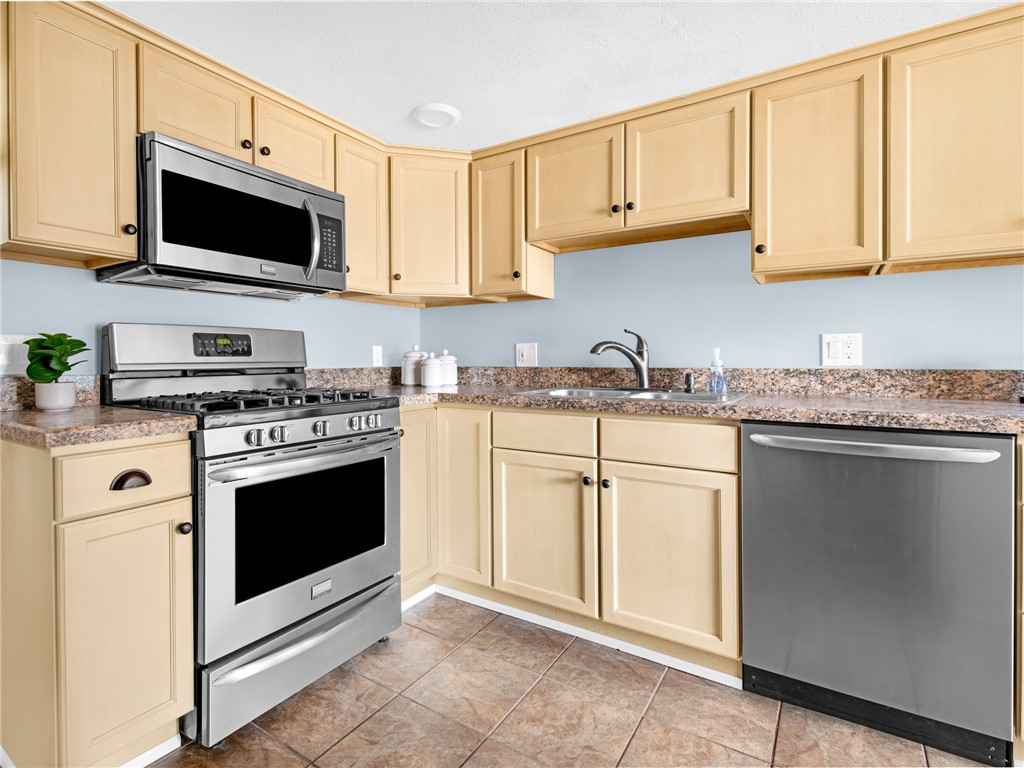 26 Anthony Street Warwick, RI 02886 - Photo 15 of 37 Kitchen