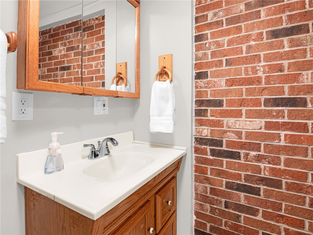 26 Anthony Street Warwick, RI 02886 - Photo 10 of 37 Main level bathroom