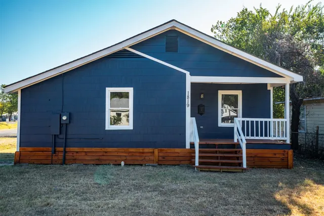 $1,950 | 1819 Pecan Street, Bastrop, TX 78602