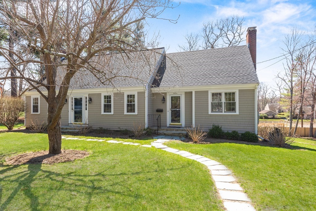 a view of a yard in front of a house