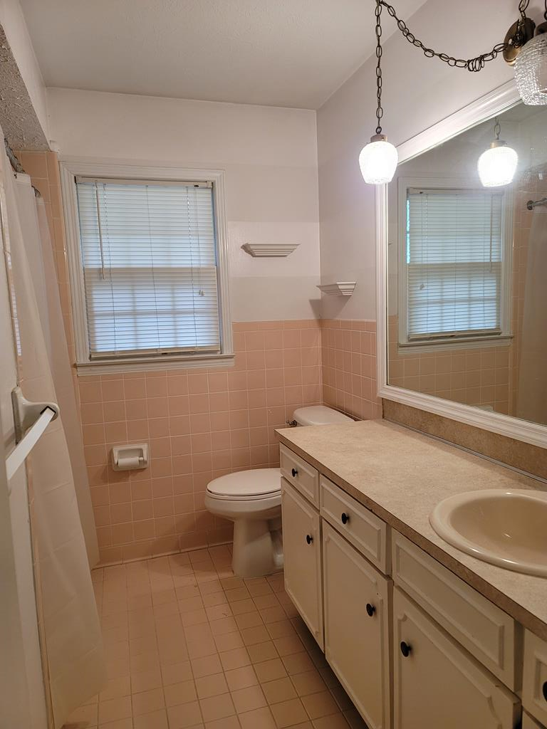 2806 Barbara Avenue Columbus, GA 31907 - Photo 9 of 14 Hall bathroom