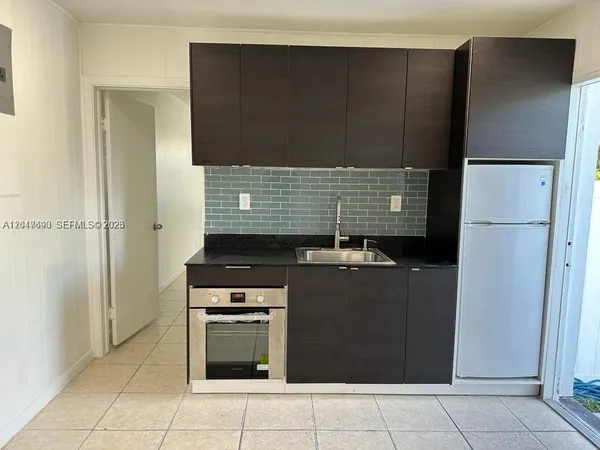 $1,800 | 301 9th Street, Unit 1, Hallandale Beach, FL 33009