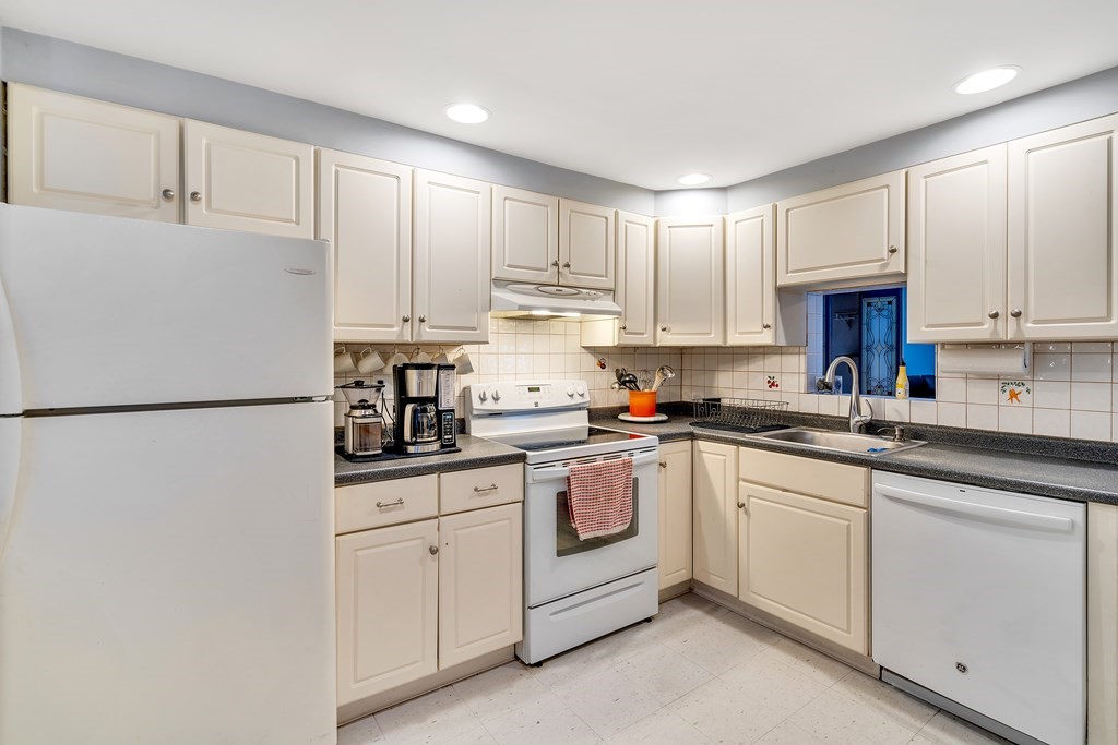 52 Clarissa Road Chelmsford, MA 01824 - Photo 4 of 42 Gallery Image 4