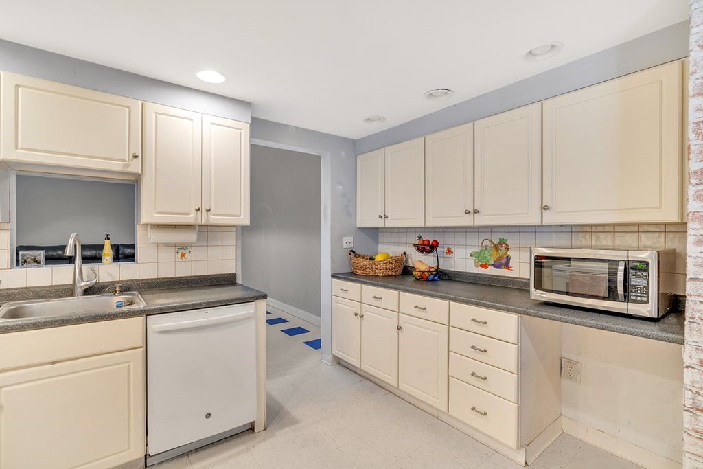 52 Clarissa Road Chelmsford, MA 01824 - Photo 5 of 42 Gallery Image 5