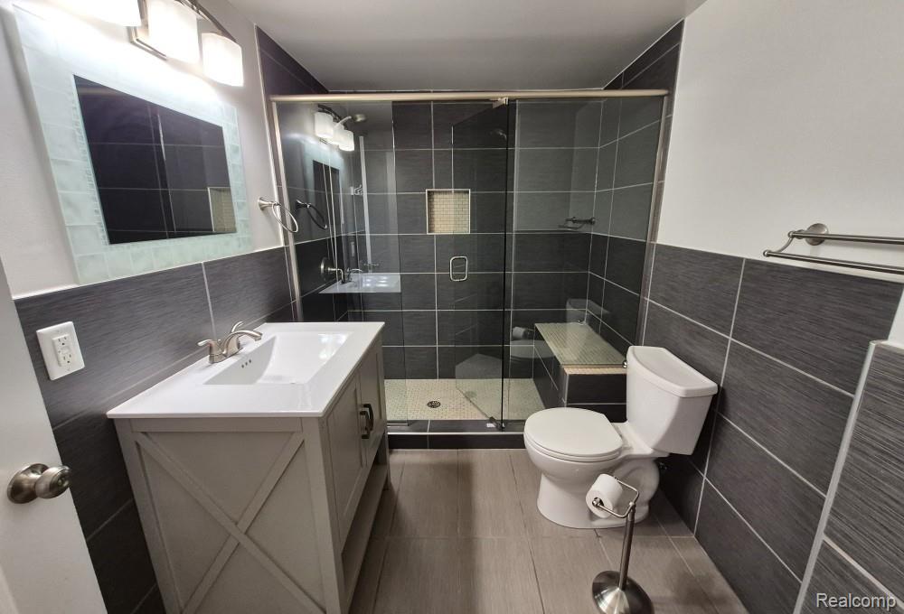 7377 Cooley Lake Road West Bloomfield, MI 48324 - Photo 4 of 59