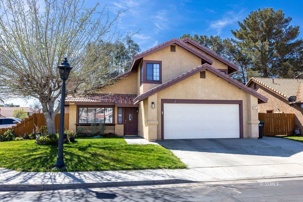 201 Washington Way Ridgecrest, CA 93555 - Photo 1 of 28