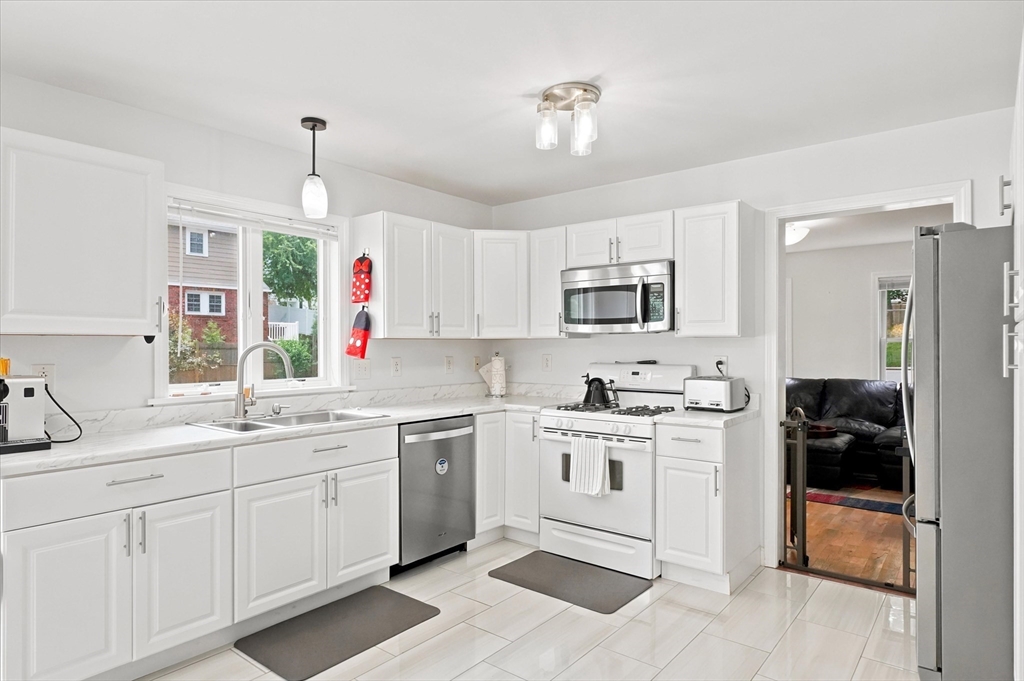 18 Rosegate Road Needham, MA 02494 - Photo 3 of 41
