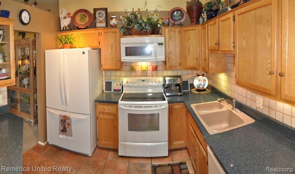 22166 Edgewater, Unit 181 Novi, MI 48375 - Photo 7 of 22 Kitchen View.jpg