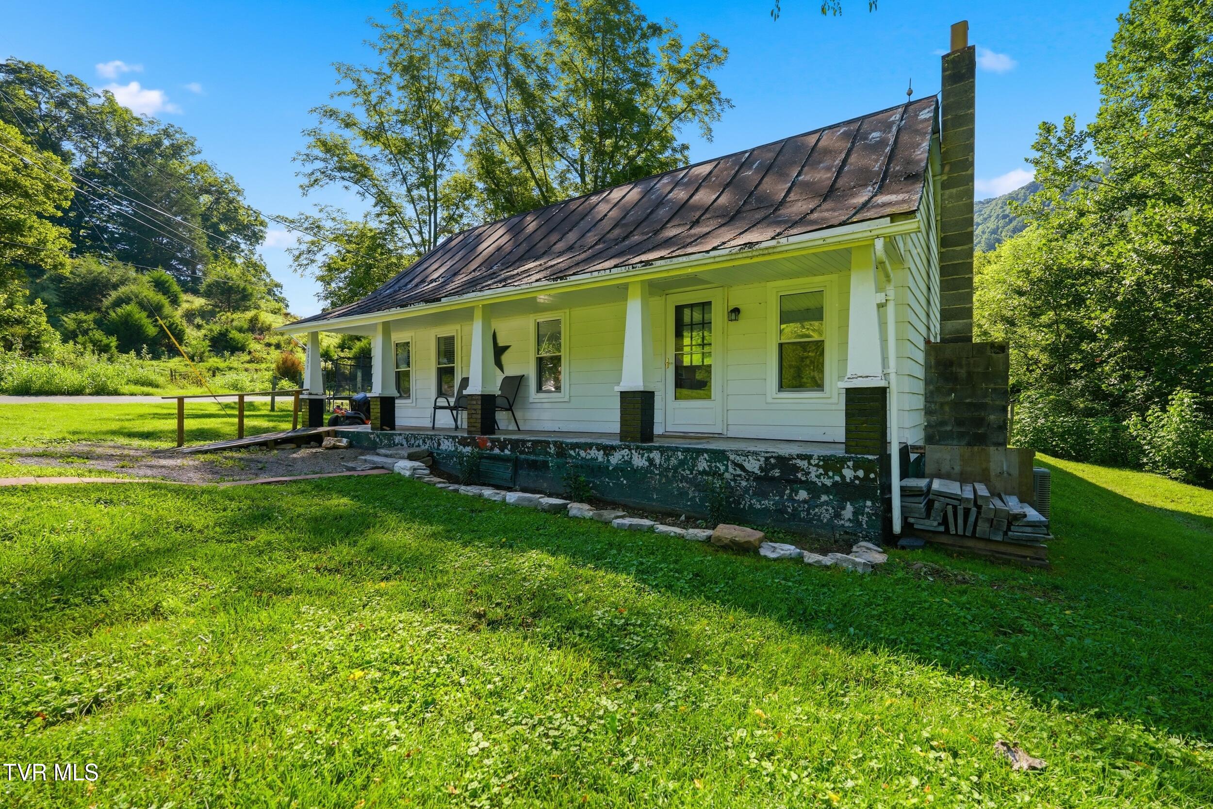 3851 Middle Wallens Creek Road Duffield, VA 24244 - Photo 2 of 30 3_dsc03806