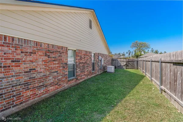 a view of a backyard