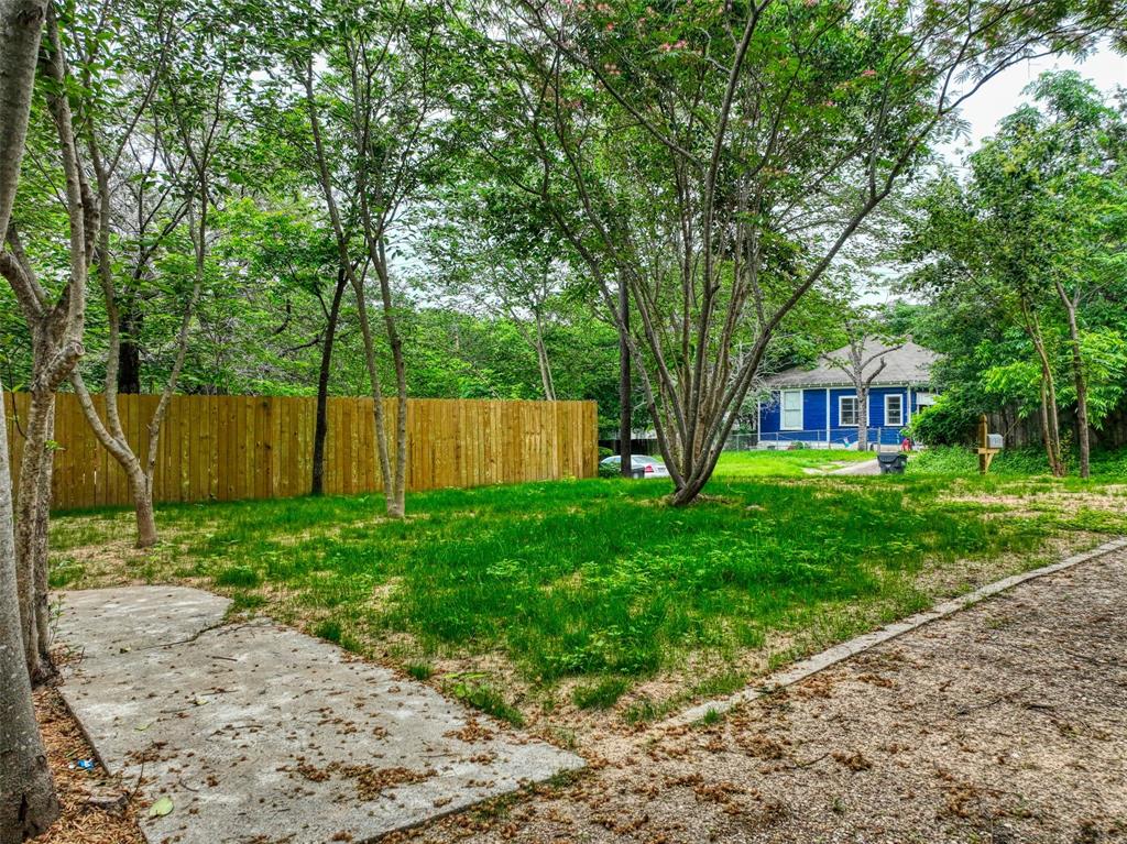 1545 Reuter Avenue Waco, TX 76708 - Photo 4 of 31 Front view of Yard