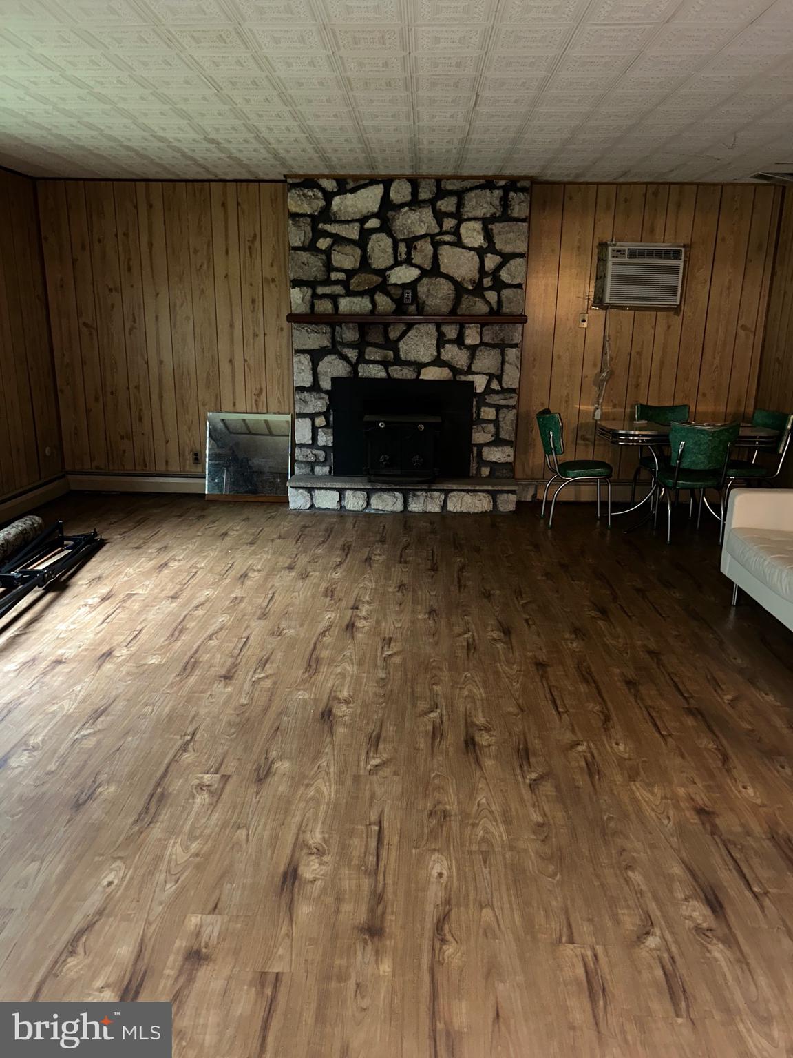 1535 Fieldwood Road Southampton, PA 18966 - Photo 13 of 33 a living room with furniture