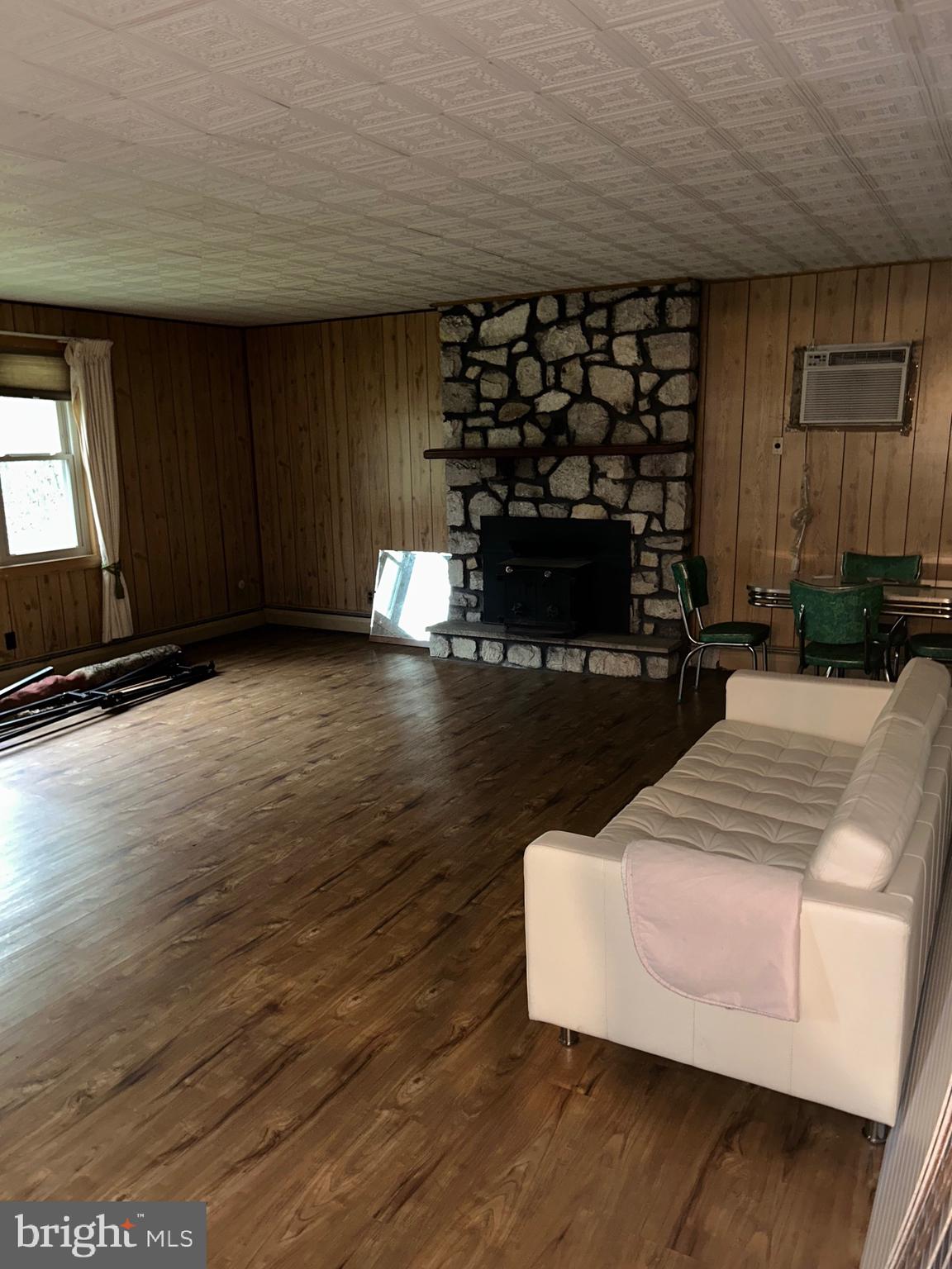 1535 Fieldwood Road Southampton, PA 18966 - Photo 14 of 33 a living room with furniture