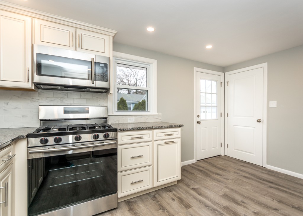 32 Plant Road Waltham, MA 02451 - Photo 4 of 26