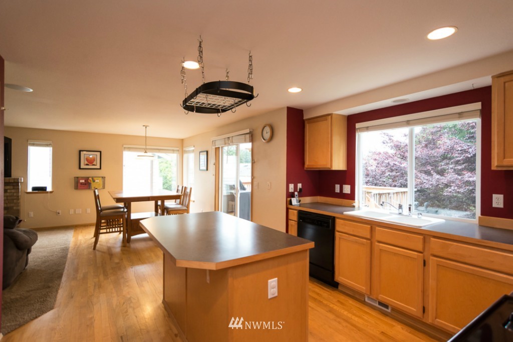 2304 Monterey Avenue Northeast Renton, WA 98056 - Photo 6 of 24 Gallery Image 6