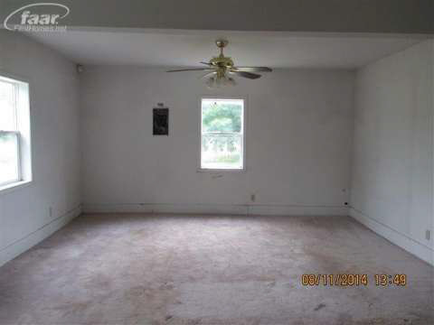 4209 North Center Road Flint, MI 48506 - Photo 9 of 25 20418217-8.JPG