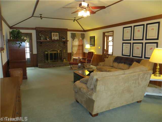 644 Barrocliff Road Clemmons, NC 27012 - Photo 3 of 16 Living Room.