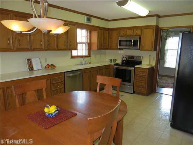 644 Barrocliff Road Clemmons, NC 27012 - Photo 4 of 16 Kitchen.