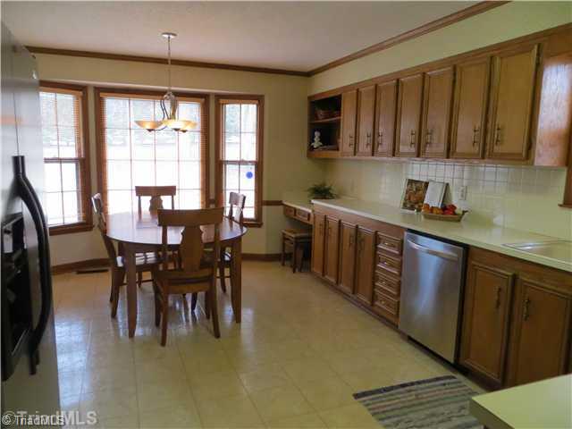 644 Barrocliff Road Clemmons, NC 27012 - Photo 5 of 16 Kitchen.