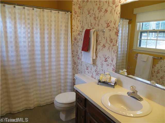 644 Barrocliff Road Clemmons, NC 27012 - Photo 8 of 16 Master Bath/Spa.