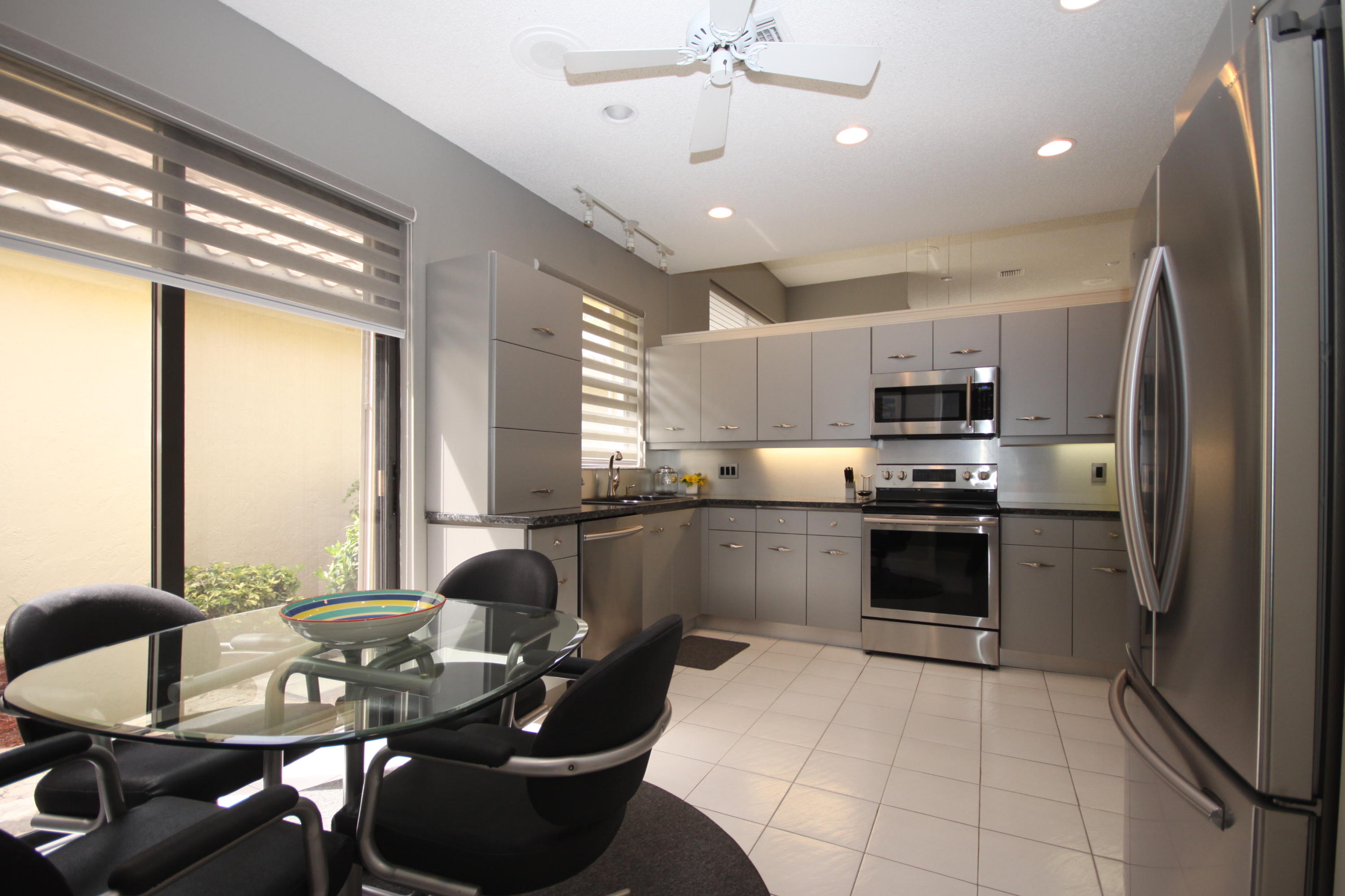 EAT IN KITCHEN