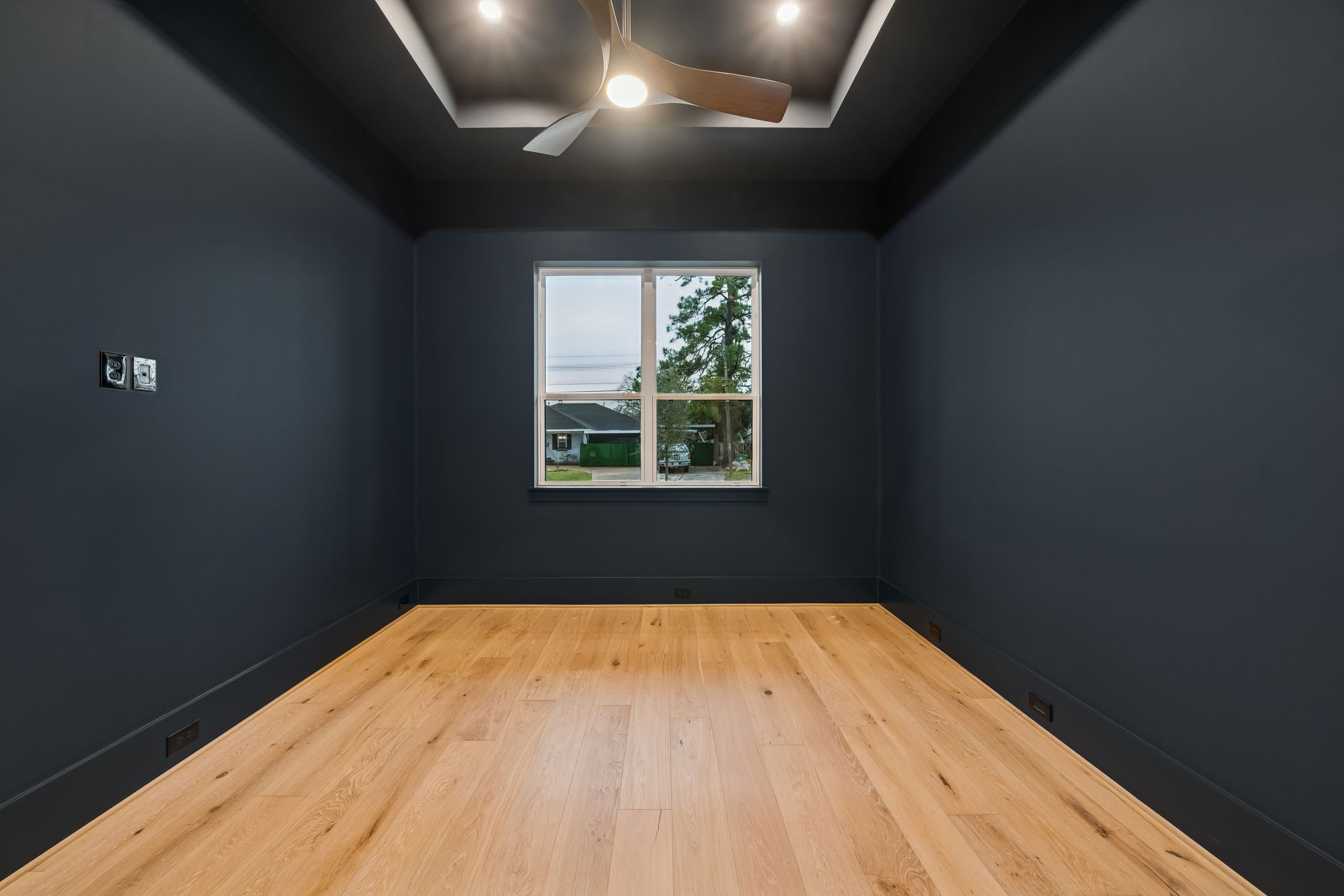 511 Graceland Street Houston, TX 77009 - Photo 6 of 10 Downstairs secondary bedroom or study with a full bath adjacent and a walk-in closet. Color is a deep navy blue.