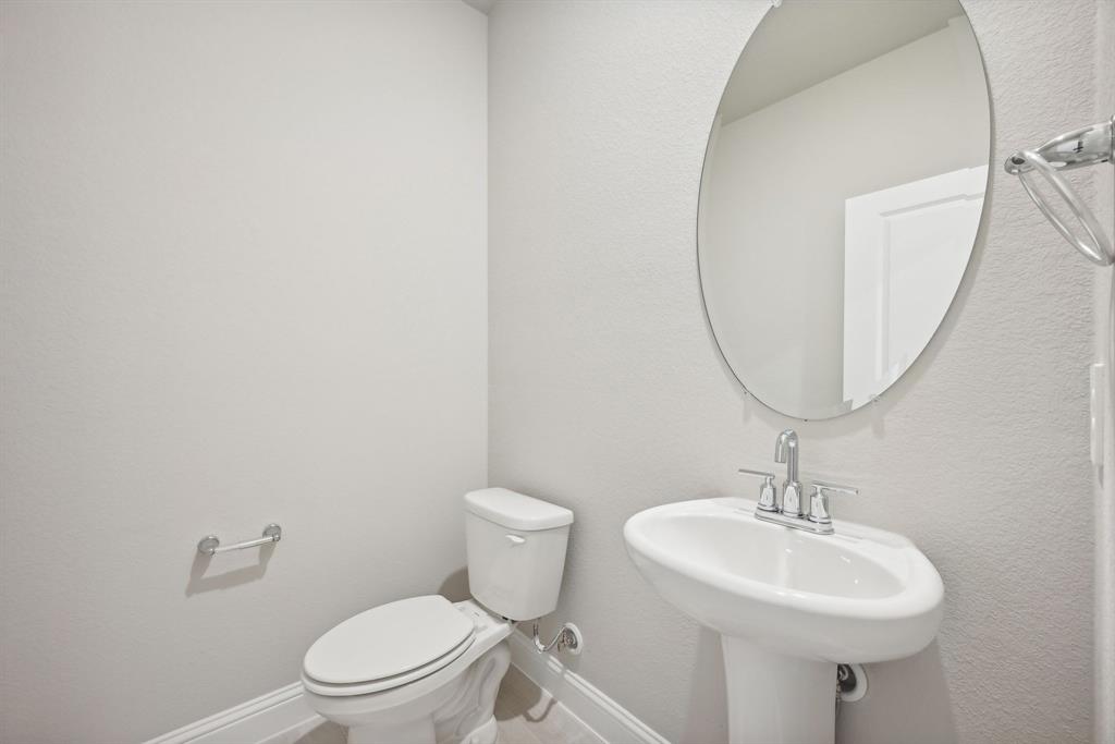 809 Sunflower Road Lavon, TX 75166 - Photo 19 of 32 a bathroom with a sink a mirror and a toilet