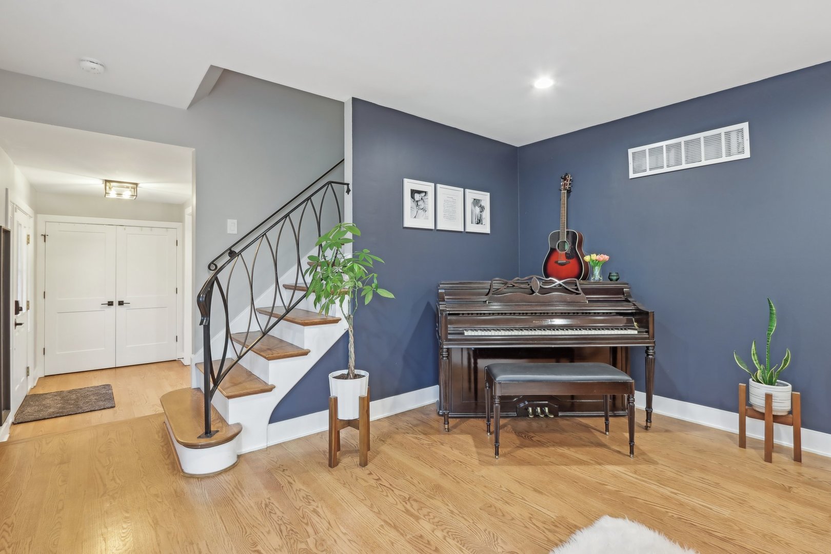 2542 Woodlawn Road Northbrook, IL 60062 - Photo 11 of 38 a view of entryway with livingroom and furniture