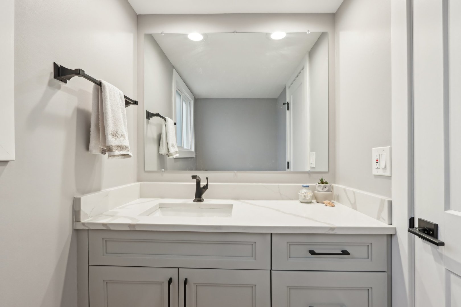 2542 Woodlawn Road Northbrook, IL 60062 - Photo 13 of 38 a bathroom with a sink and a mirror